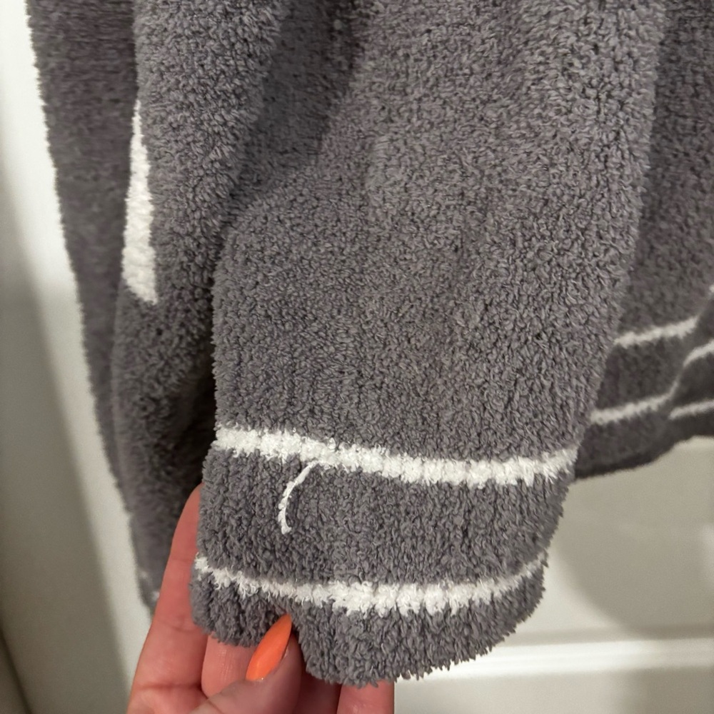 POL Heart Pattern Sweater in Gray and White - Picture 8 of 11